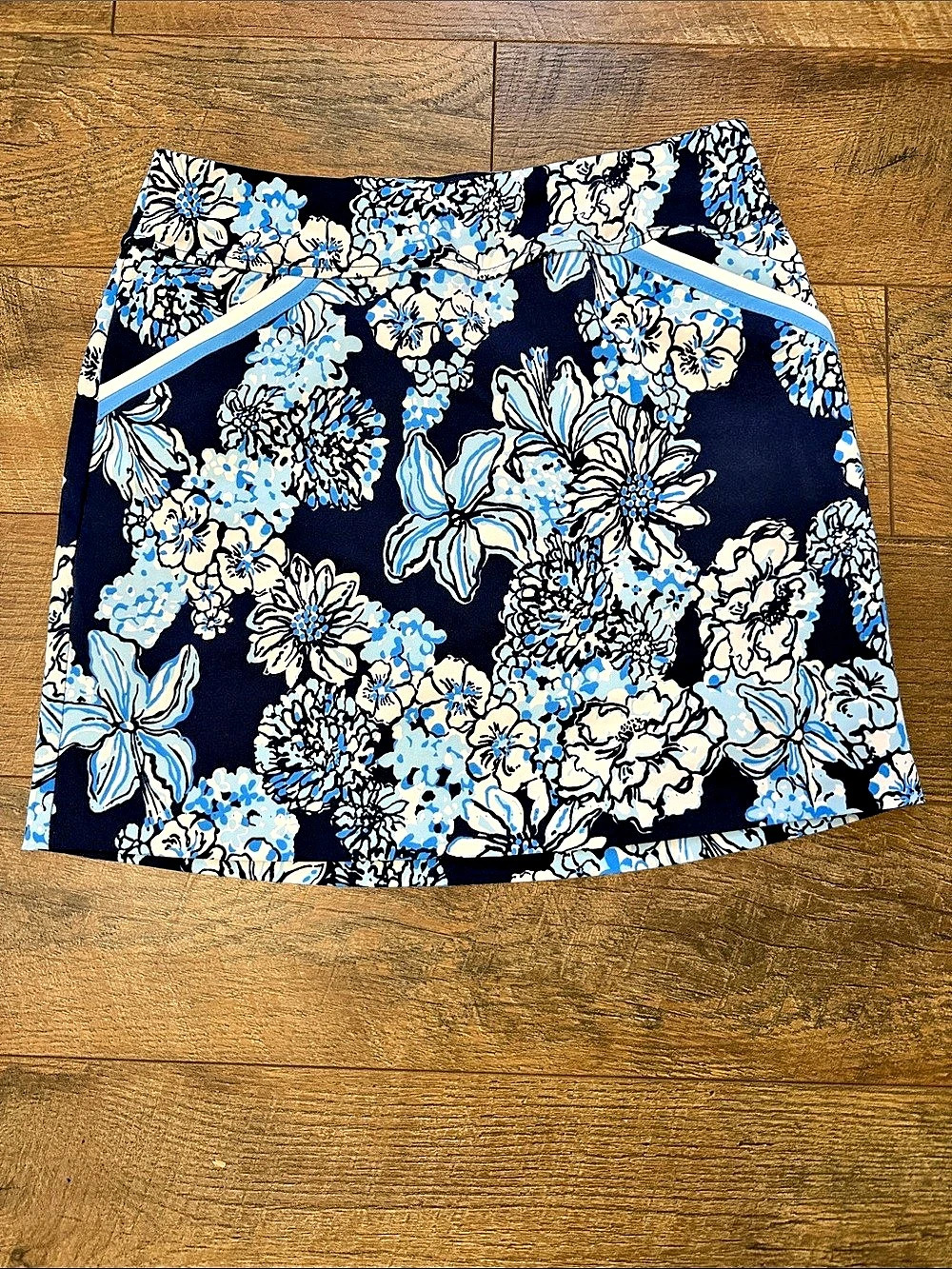 Lilly Pulitzer Luxletic Floral Mini Skirt Blue & White Size 4 Like New